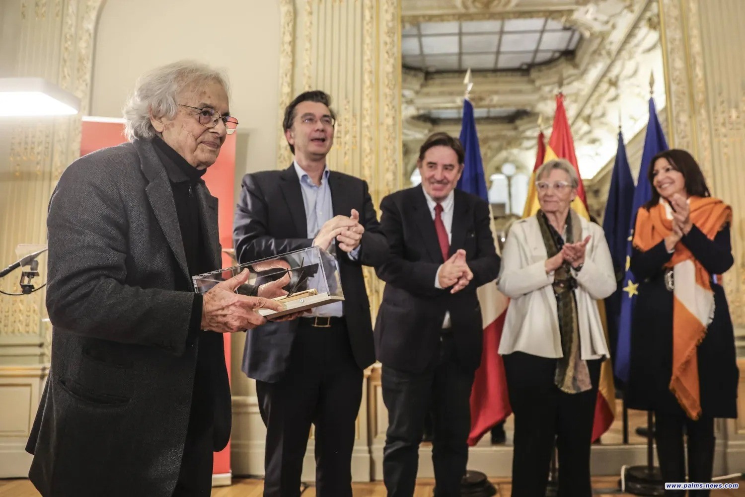 الشاعر السوري أدونيس يدعو إلى «تغيير المجتمع» وعدم الاكتفاء بتغيير النظام